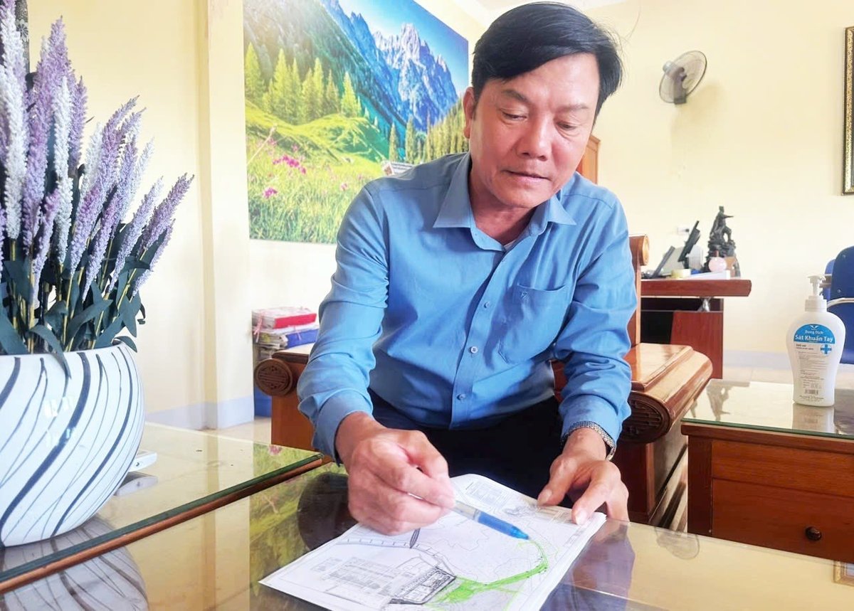 Ông Nguyễn Văn Hùng, Chủ tịch UBND xã Cẩm Nhượng kiến nghị nạo vét đoạn tuyến đường thủy sông Rào Cái - Gia Hội để tàu thuyền từ 12m trở lên thuận lợi cập cảng Cửa Nhượng. Ảnh: Thanh Nga. Ông Nguyễn Văn Hùng, Chủ tịch UBND xã Cẩm Nhượng kiến nghị nạo vét đoạn tuyến đường thủy sông Rào Cái - Gia Hội để tàu thuyền từ 12m trở lên thuận lợi cập cảng Cửa Nhượng. Ảnh: Thanh Nga.