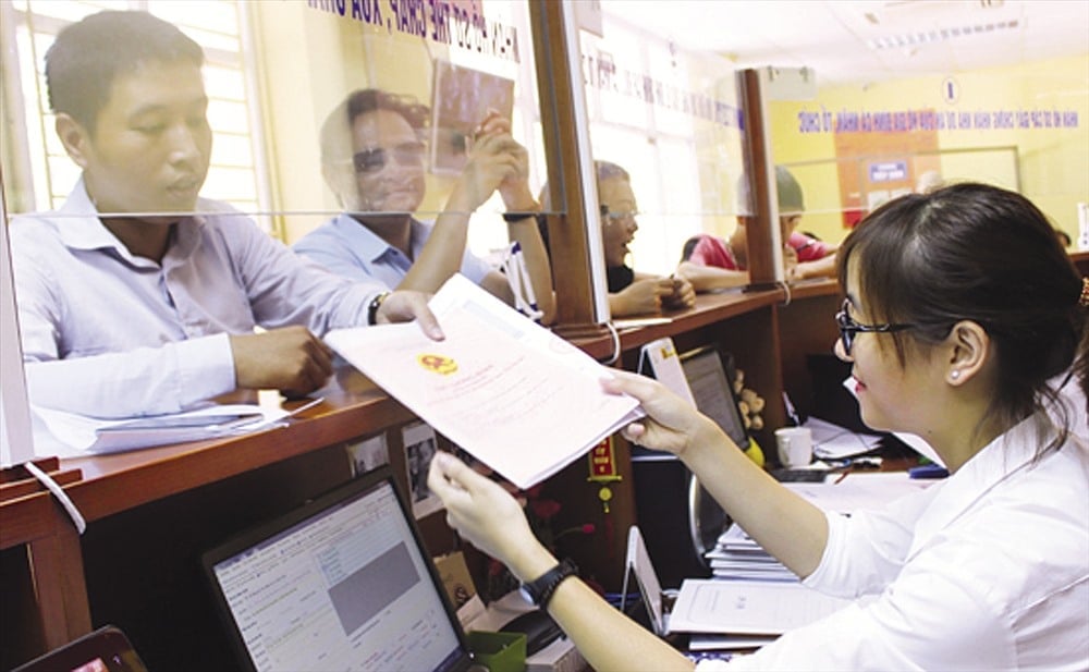 Thông tư quy định phân cấp, phân định thẩm quyền quản lý Nhà nước trong lĩnh vực đất đai đã sửa đổi, bổ sung nhiều quy định về Giấy chứng nhận. Ảnh: Báo Điện tử Chính phủ. Thông tư quy định phân cấp, phân định thẩm quyền quản lý Nhà nước trong lĩnh vực đất đai đã sửa đổi, bổ sung nhiều quy định về Giấy chứng nhận. Ảnh: Báo Điện tử Chính phủ.