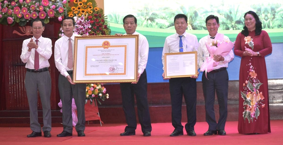 Hai Phó Chủ tịch UBND tỉnh: Nguyễn Minh Cảnh (trái) và Nguyễn Thị Bé Mười trao quyết định và bằng công nhận huyện nông thôn mới của Thủ tướng cho lãnh đạo huyện Châu Thành. Ảnh: Kiều Nhi.