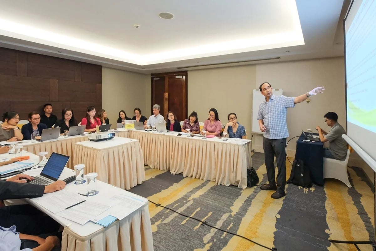 Associate Professor Dr. Dao The Anh chaired the discussion session of the working group on ecological agriculture. Photo: Quynh Chi.