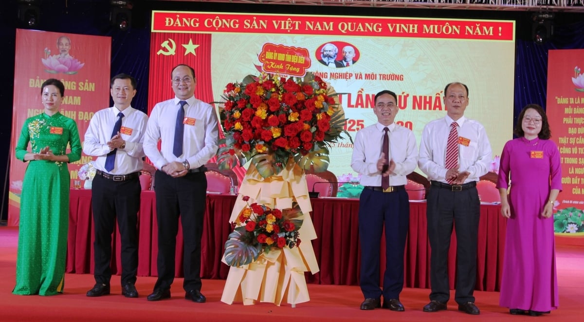 Phó Bí thư Đảng ủy UBND tỉnh Điện Biên Nguyễn Văn Đoạt tặng hoa chức mừng Đại hội. Ảnh: Trần Hương. Phó Bí thư Đảng ủy UBND tỉnh Điện Biên Nguyễn Văn Đoạt tặng hoa chức mừng Đại hội. Ảnh: Trần Hương.