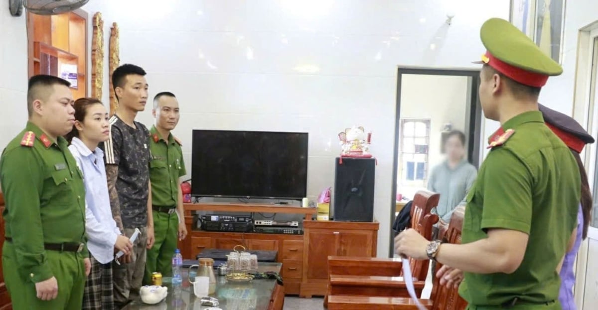 Công an đọc lệnh bắt 2 đối tượng cầm đầu đường dây lừa đảo xuyên quốc gia. Ảnh: Công an tỉnh Nghệ An. Công an đọc lệnh bắt 2 đối tượng cầm đầu đường dây lừa đảo xuyên quốc gia. Ảnh: Công an tỉnh Nghệ An.