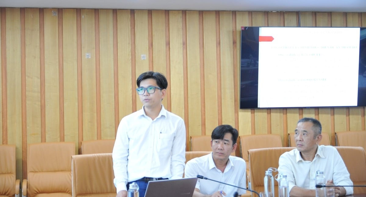 Ông Nguyễn Viết Lâm - Công ty TNHH Thương mại dịch vụ sản xuất xây dựng Minh Hà báo cáo tại cuộc họp. Ảnh: Mai Đan. Ông Nguyễn Viết Lâm - Công ty TNHH Thương mại dịch vụ sản xuất xây dựng Minh Hà báo cáo tại cuộc họp. Ảnh: Mai Đan.