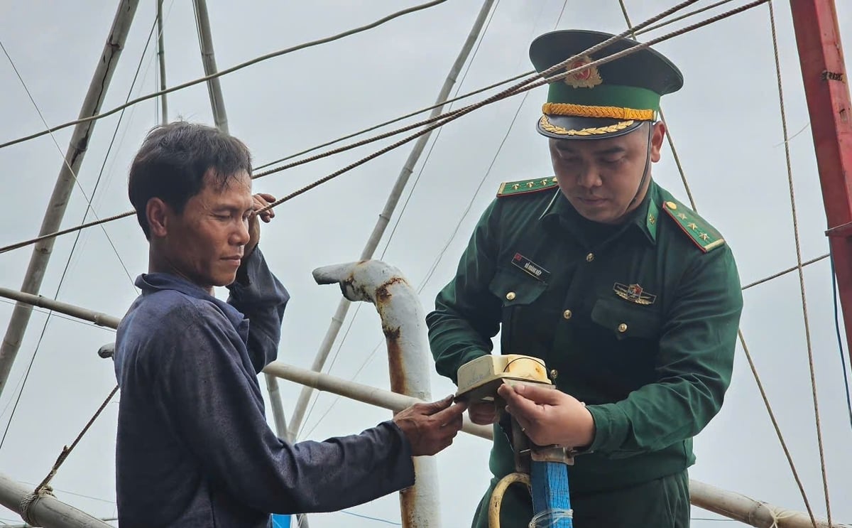 Cơ quan chức năng kiểm tra hệ thống thiết bị giám sát hành trình của tàu cá. Ảnh: KS. Cơ quan chức năng kiểm tra hệ thống thiết bị giám sát hành trình của tàu cá. Ảnh: KS.