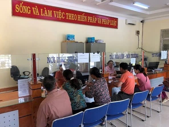 Công tác cải cách hành chính tạo điều kiện thuận lợi cho người dân tiếp cận thông tin về đất đai. Ảnh: Hoàng Châu. Công tác cải cách hành chính tạo điều kiện thuận lợi cho người dân tiếp cận thông tin về đất đai. Ảnh: Hoàng Châu.
