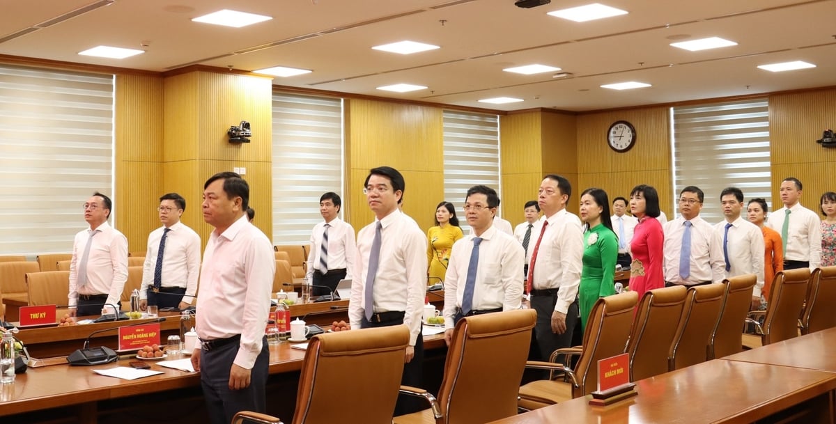 Các đại biểu chào cờ khai mạc Đại hội Chi bộ Cơ quan Đảng ủy Bộ NN-MT, nhiệm kỳ 2025-2030. Ảnh: Nguyễn Thủy. Các đại biểu chào cờ khai mạc Đại hội Chi bộ Cơ quan Đảng ủy Bộ NN-MT, nhiệm kỳ 2025-2030. Ảnh: Nguyễn Thủy.