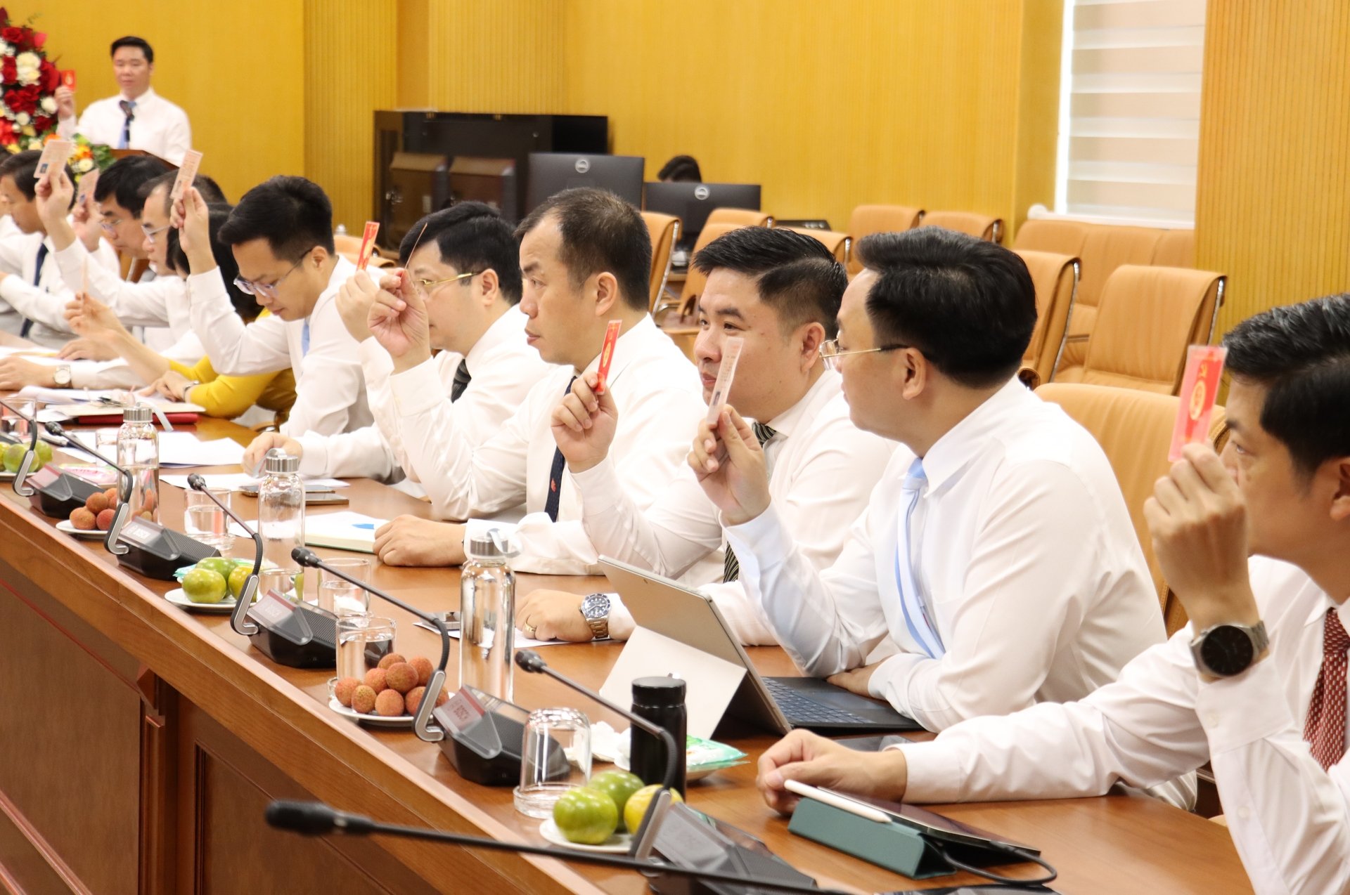 Đại hội biểu quyết nhất trí thông qua Nghị quyết Đại hội với các mục tiêu, chỉ tiêu và giải pháp cụ thể, làm cơ sở lãnh đạo thực hiện thắng lợi nhiệm vụ chính trị trong giai đoạn 2025-2030. Ảnh: Nguyễn Thủy. Đại hội biểu quyết nhất trí thông qua Nghị quyết Đại hội với các mục tiêu, chỉ tiêu và giải pháp cụ thể, làm cơ sở lãnh đạo thực hiện thắng lợi nhiệm vụ chính trị trong giai đoạn 2025-2030. Ảnh: Nguyễn Thủy.