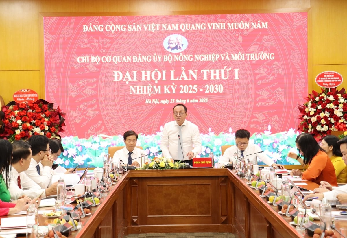 Đồng chí Ngô Hồng Giang, Bí thư Chi bộ khẳng định, Đại hội hôm nay là dịp để Chi bộ đánh giá toàn diện kết quả công việc đã thực hiện trong thời gian qua, đồng thời đề ra phương hướng, mục tiêu, nhiệm vụ, giải pháp cho nhiệm kỳ mới. Ảnh: Nguyễn Thủy. Đồng chí Ngô Hồng Giang, Bí thư Chi bộ khẳng định, Đại hội hôm nay là dịp để Chi bộ đánh giá toàn diện kết quả công việc đã thực hiện trong thời gian qua, đồng thời đề ra phương hướng, mục tiêu, nhiệm vụ, giải pháp cho nhiệm kỳ mới. Ảnh: Nguyễn Thủy.