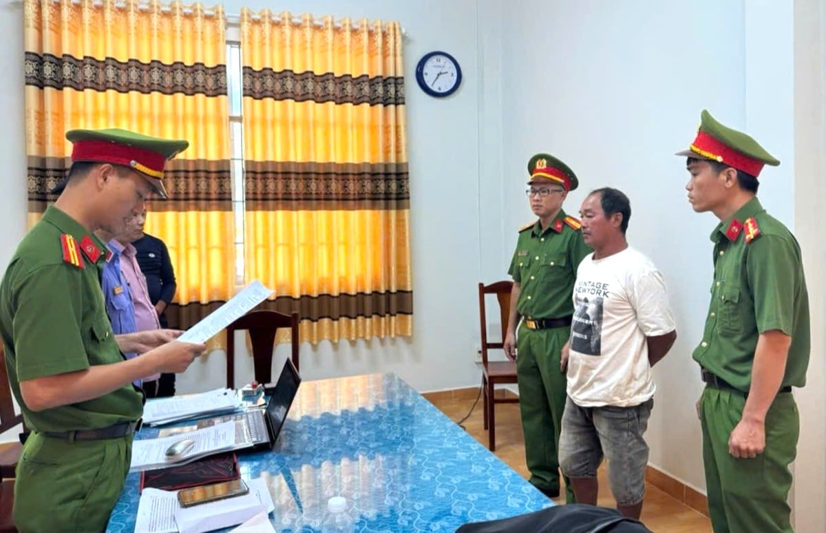 Lực lượng chức năng tống đạt quyết định khởi tố vụ án, khởi tố bị can và bắt giữ các đối tượng lừa đảo bằng hình thức bán đất do Nhà nước quản lý tại sân bay quốc tế Phú Quốc. Ảnh: Công an cung cấp. Lực lượng chức năng tống đạt quyết định khởi tố vụ án, khởi tố bị can và bắt giữ các đối tượng lừa đảo bằng hình thức bán đất do Nhà nước quản lý tại sân bay quốc tế Phú Quốc. Ảnh: Công an cung cấp.