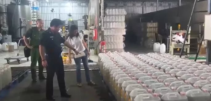 Ngoài số sản phẩm người tiêu dùng đã sử dụng, Cơ quan Công an tỉnh Hưng Yên đã thu giữ hơn 1.000 tấn dầu nhập lậu. Ảnh: VTV. Ngoài số sản phẩm người tiêu dùng đã sử dụng, Cơ quan Công an tỉnh Hưng Yên đã thu giữ hơn 1.000 tấn dầu nhập lậu. Ảnh: VTV.