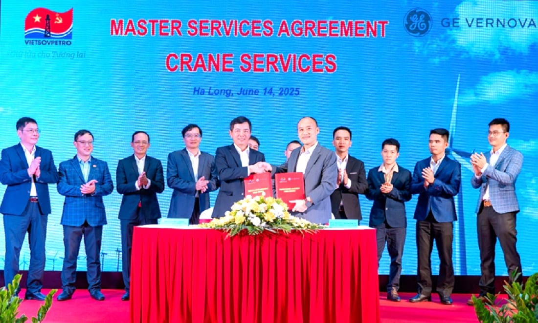 Ông Nguyễn Thành Trung - Tổng Giám đốc GEVN và ông Đặng Đức Phong - Phó Tổng Giám đốc Liên doanh Việt - Nga Vietsovpetro thực hiện nghi thức ký kết Hợp đồng nguyên tắc (MSA). Ảnh: Vietsovpetro. Ông Nguyễn Thành Trung - Tổng Giám đốc GEVN và ông Đặng Đức Phong - Phó Tổng Giám đốc Liên doanh Việt - Nga Vietsovpetro thực hiện nghi thức ký kết Hợp đồng nguyên tắc (MSA). Ảnh: Vietsovpetro.