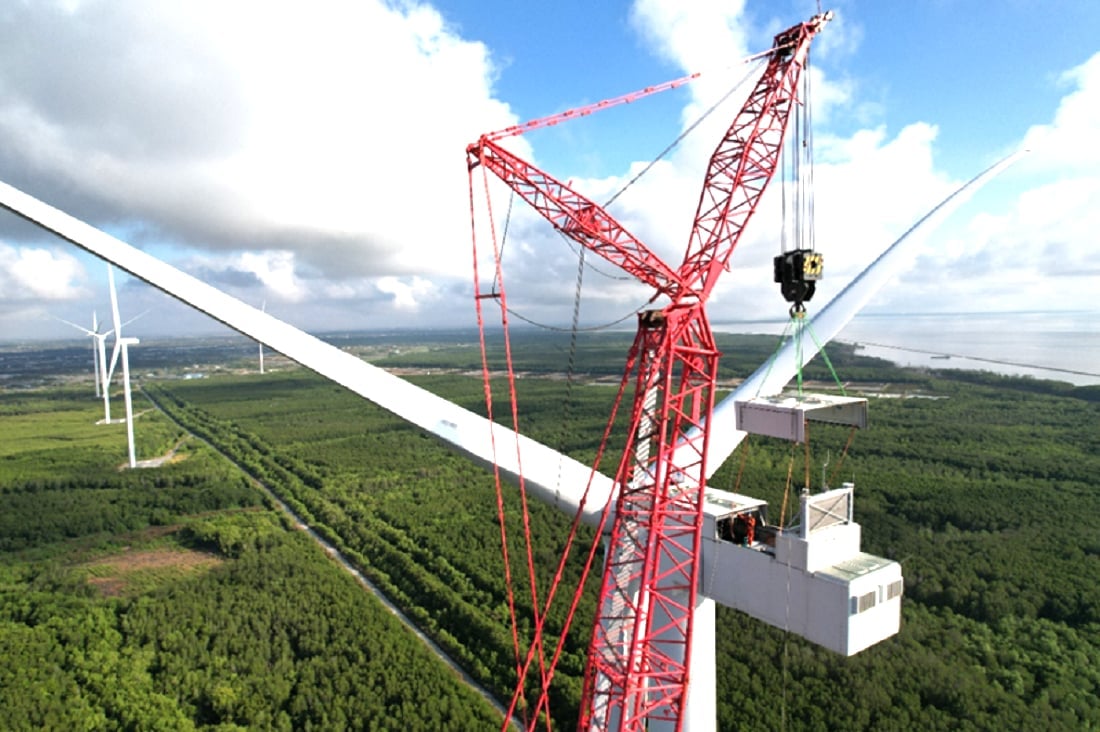 Toàn cảnh công việc thay thế cấu kiện chính cho một trụ turbine điện gió. Ảnh: Vietsovpetro. Toàn cảnh công việc thay thế cấu kiện chính cho một trụ turbine điện gió. Ảnh: Vietsovpetro.
