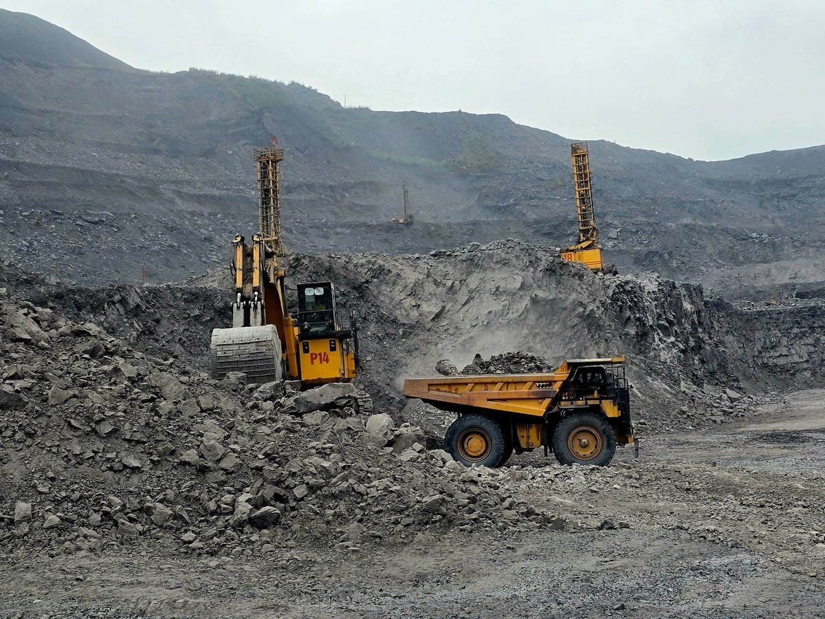 Quá trình khai thác than phát sinh lượng lớn đất đá thải, có thể sử dụng để san lấp và sản xuất vật liệu xây dựng. Ảnh: Cường Vũ. Quá trình khai thác than phát sinh lượng lớn đất đá thải, có thể sử dụng để san lấp và sản xuất vật liệu xây dựng. Ảnh: Cường Vũ.