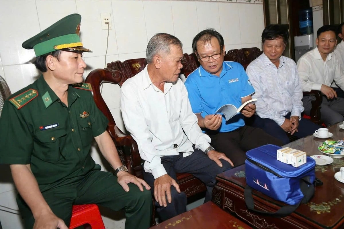 Ngành chức năng và chính quyền địa phương đến thăm, tuyên truyền cho ngư dân. Ảnh: Kiều Nhi. Ngành chức năng và chính quyền địa phương đến thăm, tuyên truyền cho ngư dân. Ảnh: Kiều Nhi.