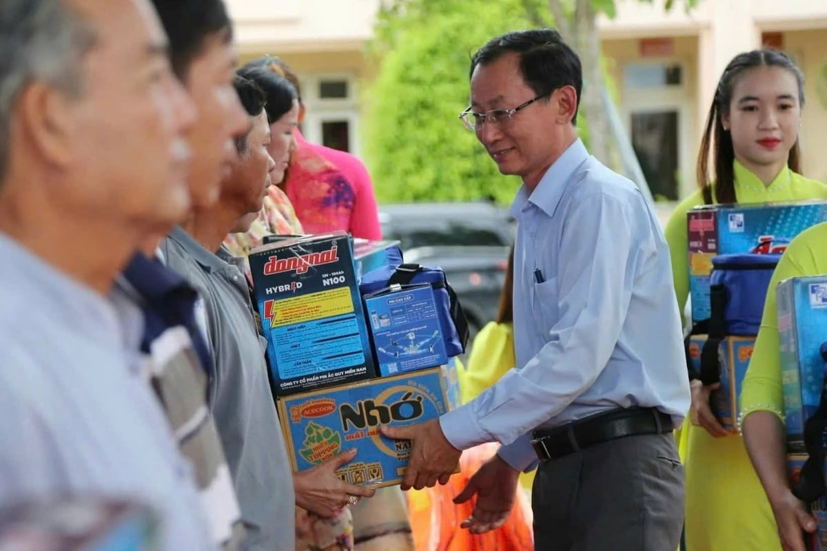 Ông Nguyễn Minh Cảnh, Phó Chủ tịch UBND tỉnh Bến Tre trao quà cho ngư dân Ba Tri trong chương trình Cùng ngư dân sáng đèn trên biển năm 2023. Ảnh: Kiều Nhi. Ông Nguyễn Minh Cảnh, Phó Chủ tịch UBND tỉnh Bến Tre trao quà cho ngư dân Ba Tri trong chương trình Cùng ngư dân sáng đèn trên biển năm 2023. Ảnh: Kiều Nhi.