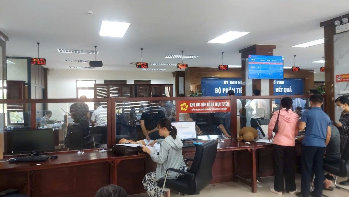 Giao dịch về đất đai tại bộ phận một cửa UBND TP. Vinh giảm nhiều so với trước đây vì tiền chuyển mục đích sử dụng đất tăng cao. Ảnh: Đình Tiệp. Giao dịch về đất đai tại bộ phận một cửa UBND TP. Vinh giảm nhiều so với trước đây vì tiền chuyển mục đích sử dụng đất tăng cao. Ảnh: Đình Tiệp.