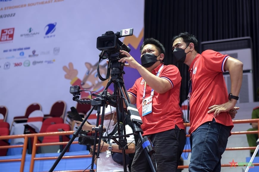 Phóng viên truyền hình của Thái Lan tác nghiệp tại SEA Games 31. Ảnh: Nguyễn Thành.