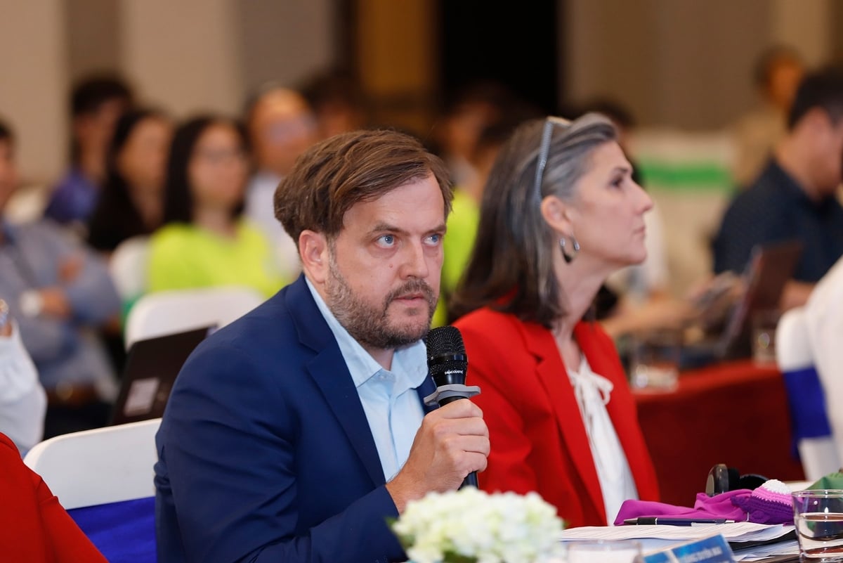Ông Erlend Skutlaberg, Bí thư thứ nhất Đại sứ quán Na Uy - thành viên Ban giám khảo tham gia phỏng vấn các đội thi. Ảnh: Khương Trung. Ông Erlend Skutlaberg, Bí thư thứ nhất Đại sứ quán Na Uy - thành viên Ban giám khảo tham gia phỏng vấn các đội thi. Ảnh: Khương Trung.