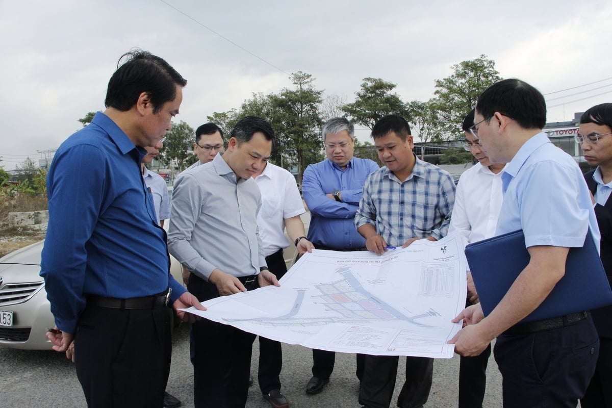 Chủ tịch UBND tỉnh Sơn La cùng đoàn công tác kiểm tra các dự án trên địa bàn thành phố. Ảnh: Nguyễn Nga. Chủ tịch UBND tỉnh Sơn La cùng đoàn công tác kiểm tra các dự án trên địa bàn thành phố. Ảnh: Nguyễn Nga.