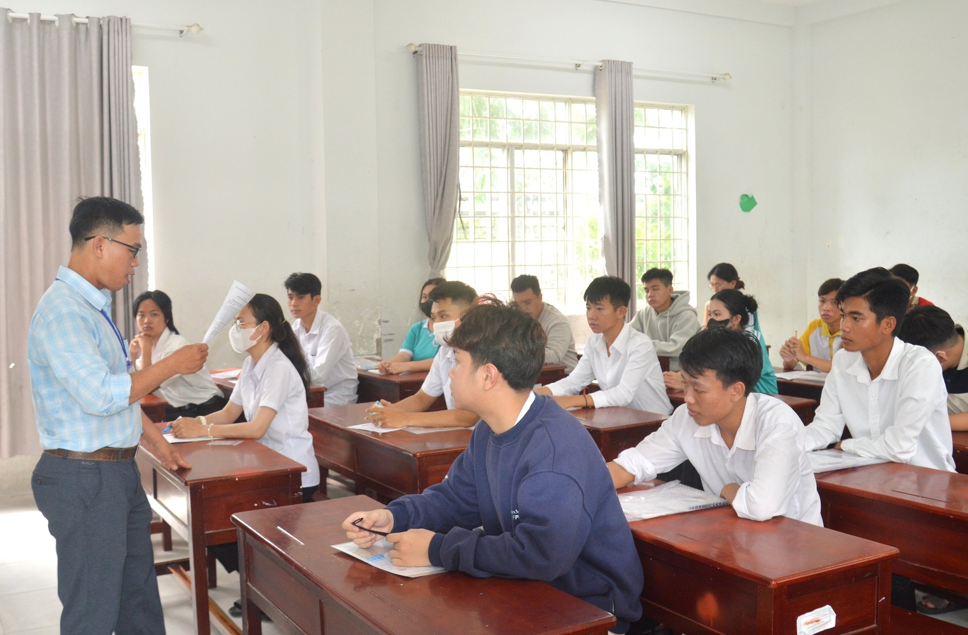 Thí sinh tại điểm thi THCS và THPT Võ Văn Kiệt đến làm thủ tục và nghe giám thị phổ biến quy chế thi tốt nghiệp THPT năm 2025. Ảnh: Trung Chánh. Thí sinh tại điểm thi THCS và THPT Võ Văn Kiệt đến làm thủ tục và nghe giám thị phổ biến quy chế thi tốt nghiệp THPT năm 2025. Ảnh: Trung Chánh.