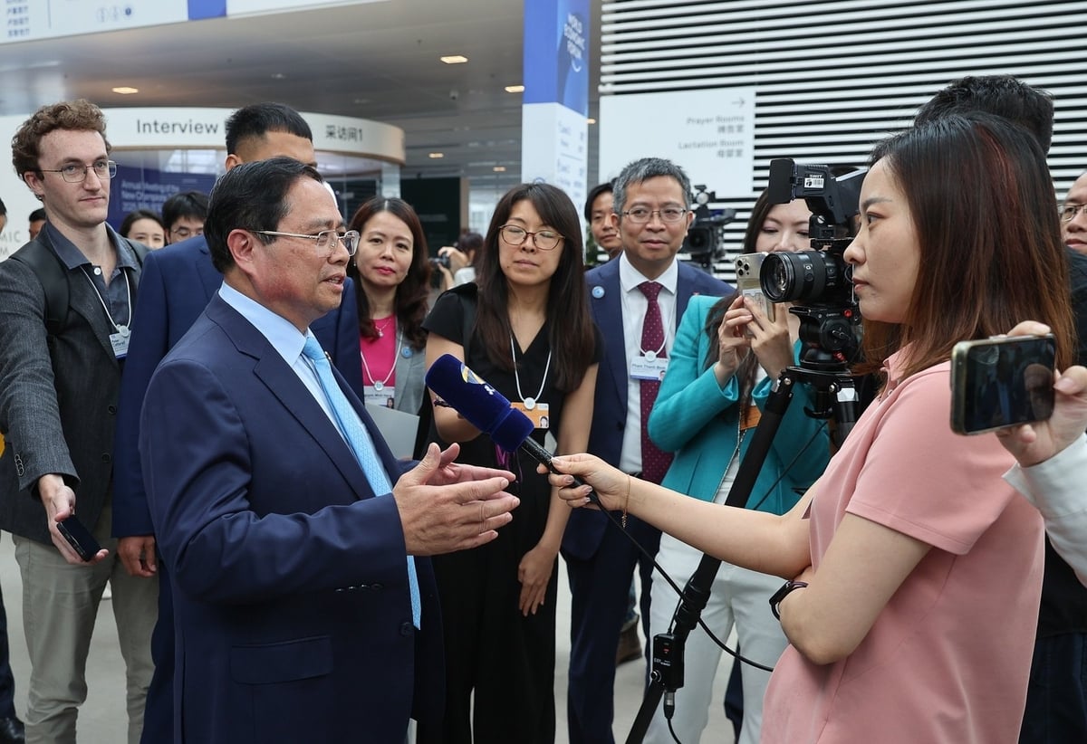 Thủ tướng trả lời phỏng vấn phóng viên quốc tế sau phiên đối thoại. Ảnh: VGP. Thủ tướng trả lời phỏng vấn phóng viên quốc tế sau phiên đối thoại. Ảnh: VGP.