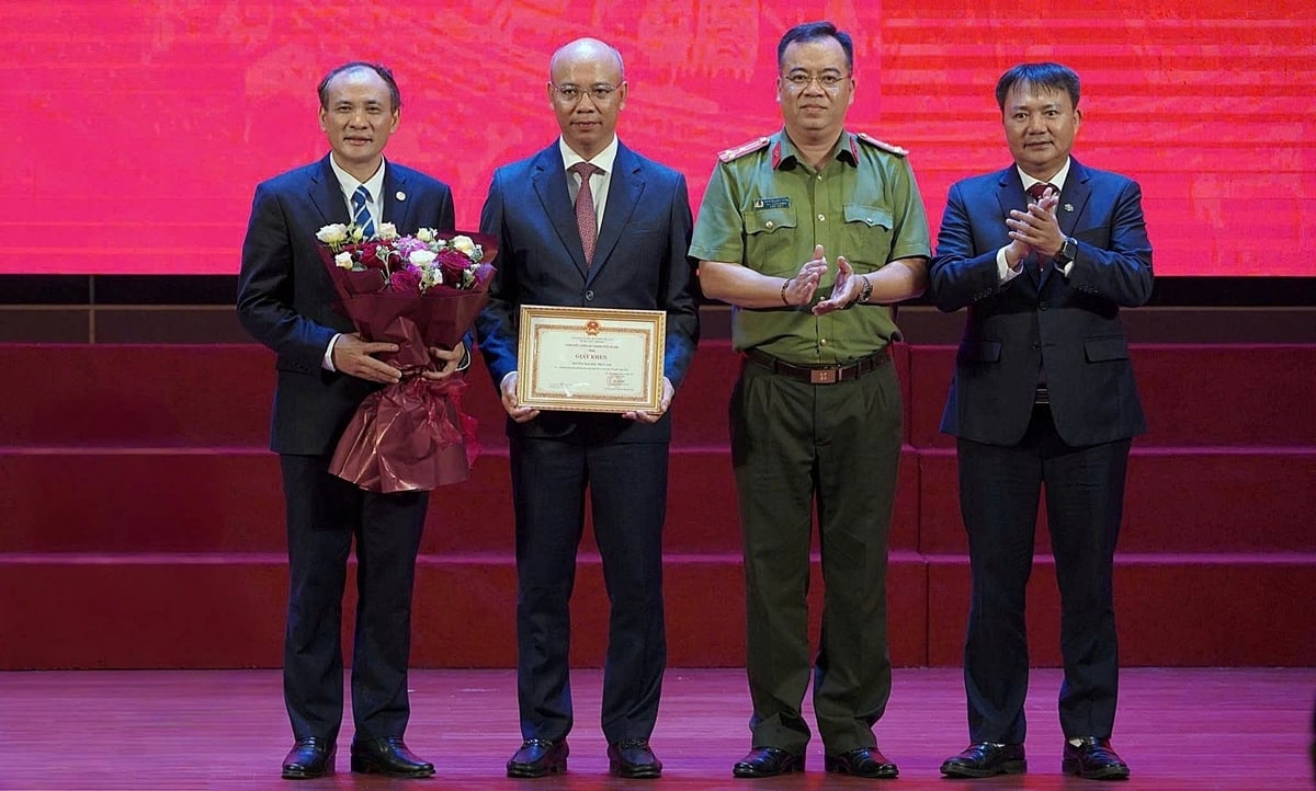 Trường Đại học Thuỷ lợi và 2 cá nhân gồm PGS. TS Nguyễn Hữu Huế - Bí thư Đảng uỷ, Chủ tịch Hội đồng Trường; PGS. TS Nguyễn Lương Bằng - Trưởng Phòng Hành chính - Tổng hợp, được khen thưởng thành tích xuất sắc trong phong trào bảo vệ An ninh Tổ quốc 2025. Ảnh: Bảo Thắng. Trường Đại học Thuỷ lợi và 2 cá nhân gồm PGS. TS Nguyễn Hữu Huế - Bí thư Đảng uỷ, Chủ tịch Hội đồng Trường; PGS. TS Nguyễn Lương Bằng - Trưởng Phòng Hành chính - Tổng hợp, được khen thưởng thành tích xuất sắc trong phong trào bảo vệ An ninh Tổ quốc 2025. Ảnh: Bảo Thắng.