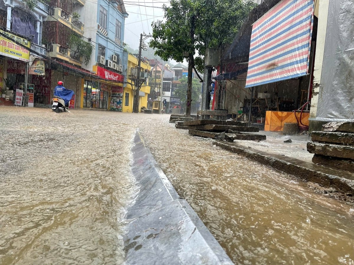 Đoạn đường này hiện đang thi công dang dở, nhiều hố cống chưa được đậy nắp, tiềm ẩn nguy cơ tai nạn cho người tham gia giao thông. Ảnh: Thanh Ngà.