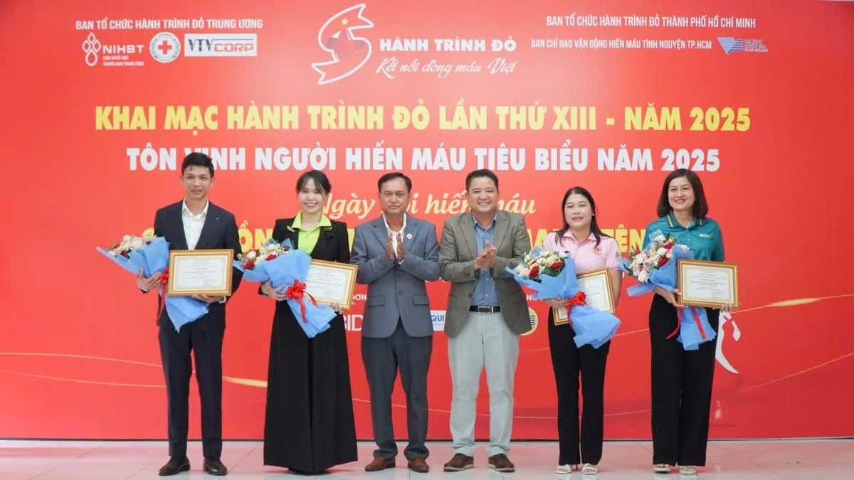 Lễ khai mạc Chương trình Hành trình Đỏ lần thứ XIII tại TP.HCM, tôn vinh người hiến máu tiêu biểu và triển khai Ngày hội 'Giọt hồng từ Thành phố mang tên Bác'. Ảnh: CTV. Lễ khai mạc Chương trình Hành trình Đỏ lần thứ XIII tại TP.HCM, tôn vinh người hiến máu tiêu biểu và triển khai Ngày hội 'Giọt hồng từ Thành phố mang tên Bác'. Ảnh: CTV.