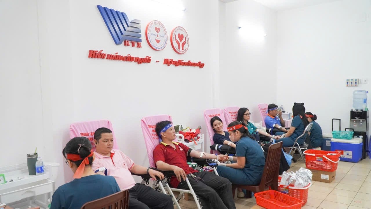 Các tình nguyện viên tham gia hiến máu tại Trung tâm Quản lý Ký túc xá và Khu Đô thị Đại học Quốc gia TP.HCM trong khuôn khổ chương trình Hành trình Đỏ. Ảnh: CTV. Các tình nguyện viên tham gia hiến máu tại Trung tâm Quản lý Ký túc xá và Khu Đô thị Đại học Quốc gia TP.HCM trong khuôn khổ chương trình Hành trình Đỏ. Ảnh: CTV.