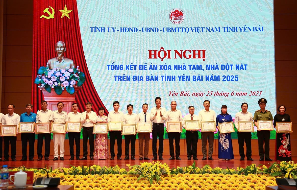Tỉnh Yên Bái đã biểu dương và trao thưởng cho 19 tập thể và 26 cá nhân đã có thành tích xuất sắc trong quá trình triển khai thực hiện Đề án. Ảnh: Thanh Ngà. Tỉnh Yên Bái đã biểu dương và trao thưởng cho 19 tập thể và 26 cá nhân đã có thành tích xuất sắc trong quá trình triển khai thực hiện Đề án. Ảnh: Thanh Ngà.