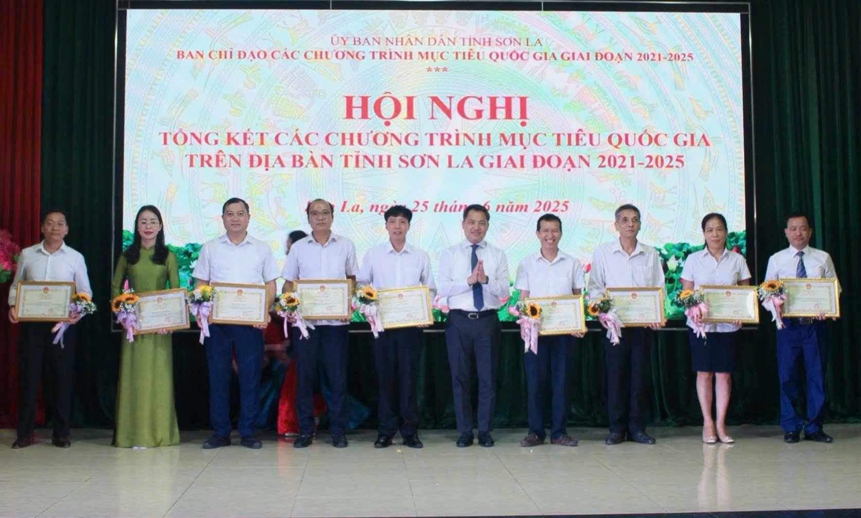 Ông Nguyễn Đình Việt, Chủ tịch UBND tỉnh tặng Bằng khen cho các tập thể, cá nhân đã có thành tích xuất sắc trong phong trào thi đua Vì người nghèo, ko để ai bị bỏ lại phía sau giai đoạn 2021-2025. Ảnh: Nguyễn Nga. Ông Nguyễn Đình Việt, Chủ tịch UBND tỉnh tặng Bằng khen cho các tập thể, cá nhân đã có thành tích xuất sắc trong phong trào thi đua Vì người nghèo, ko để ai bị bỏ lại phía sau giai đoạn 2021-2025. Ảnh: Nguyễn Nga.