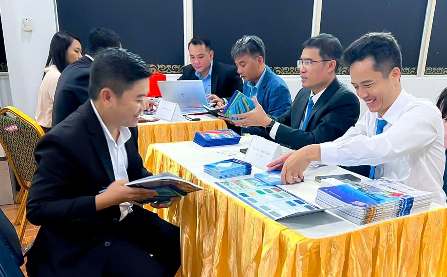 Hoạt động thăm quan, giao lưu và trao đổi riêng giữa doanh nghiệp hai nước cũng được tổ chức nhằm tạo điều kiện thiết lập quan hệ đối tác lâu dài. Ảnh: PV. Hoạt động thăm quan, giao lưu và trao đổi riêng giữa doanh nghiệp hai nước cũng được tổ chức nhằm tạo điều kiện thiết lập quan hệ đối tác lâu dài. Ảnh: PV.