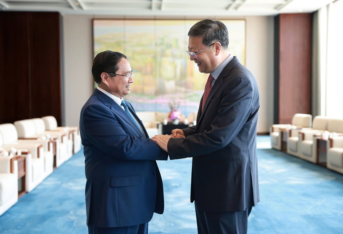 Bí thư Thành ủy Thượng Hải Trần Cát Ninh đón Thủ tướng Phạm Minh Chính. Ảnh: VGP. Bí thư Thành ủy Thượng Hải Trần Cát Ninh đón Thủ tướng Phạm Minh Chính. Ảnh: VGP.