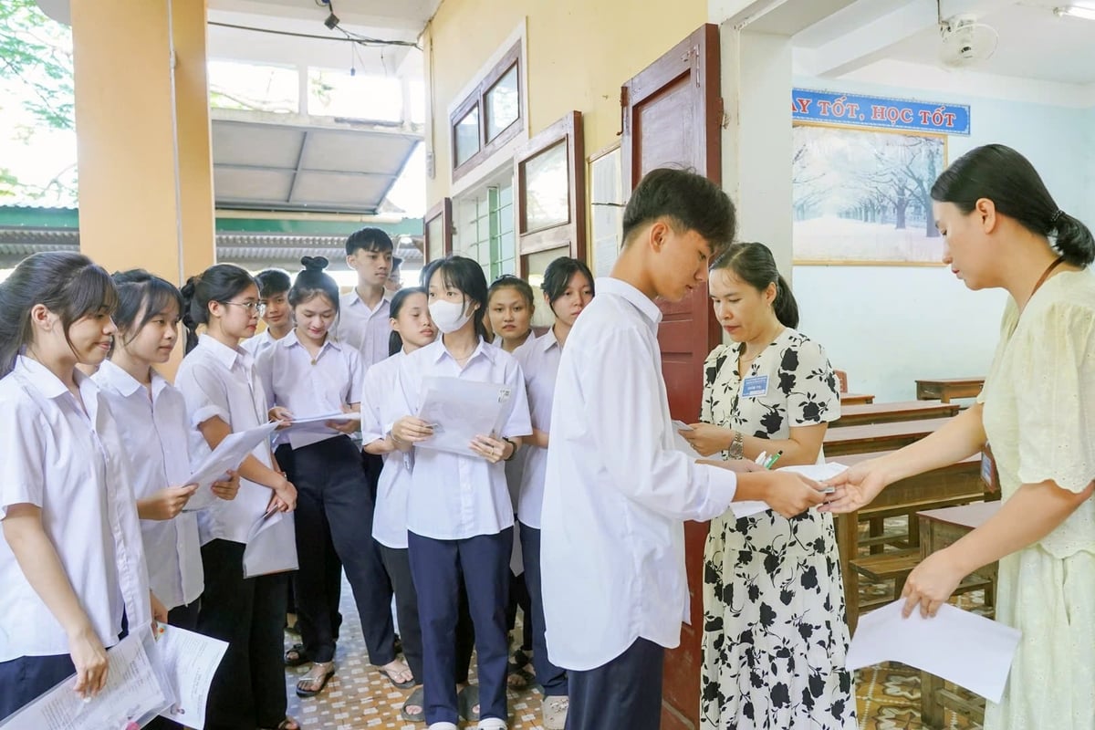 Thí sinh làm thủ tục vào phòng thi, môn thi Ngữ văn tại điểm thi Trường THPT Cam Lộ sáng 26/6. Ảnh: .Lê Trường. Thí sinh làm thủ tục vào phòng thi, môn thi Ngữ văn tại điểm thi Trường THPT Cam Lộ sáng 26/6. Ảnh: .Lê Trường.