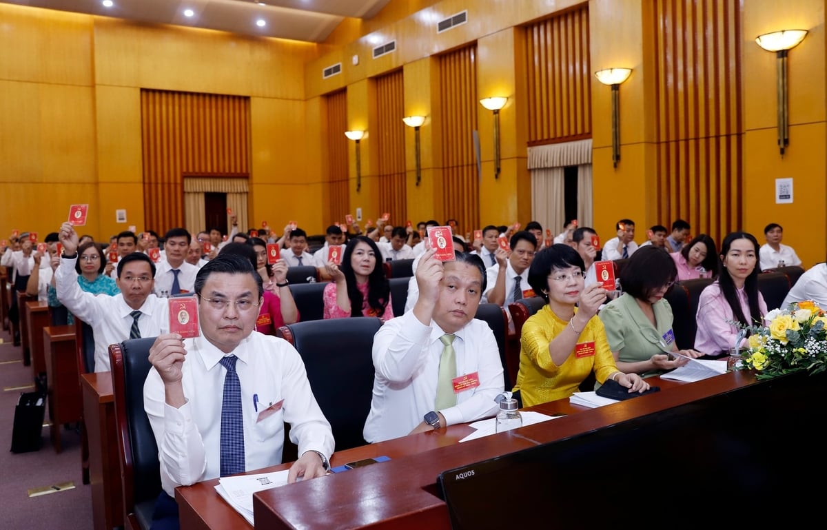 Đại hội biểu quyết thông qua Nghị quyết nhiệm kỳ 2025–2030 với tinh thần nhất trí cao. Ảnh: Khương Trung. Đại hội biểu quyết thông qua Nghị quyết nhiệm kỳ 2025–2030 với tinh thần nhất trí cao. Ảnh: Khương Trung.