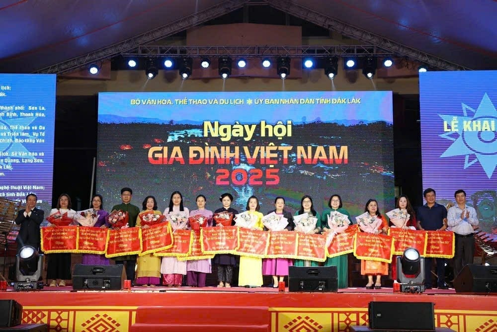 Ban Tổ chức Ngày hội Gia đình Việt Nam năm 2025 tặng cờ lưu niệm cho các đơn vị tham gia ngày hội. Ảnh: BTC. Ban Tổ chức Ngày hội Gia đình Việt Nam năm 2025 tặng cờ lưu niệm cho các đơn vị tham gia ngày hội. Ảnh: BTC.