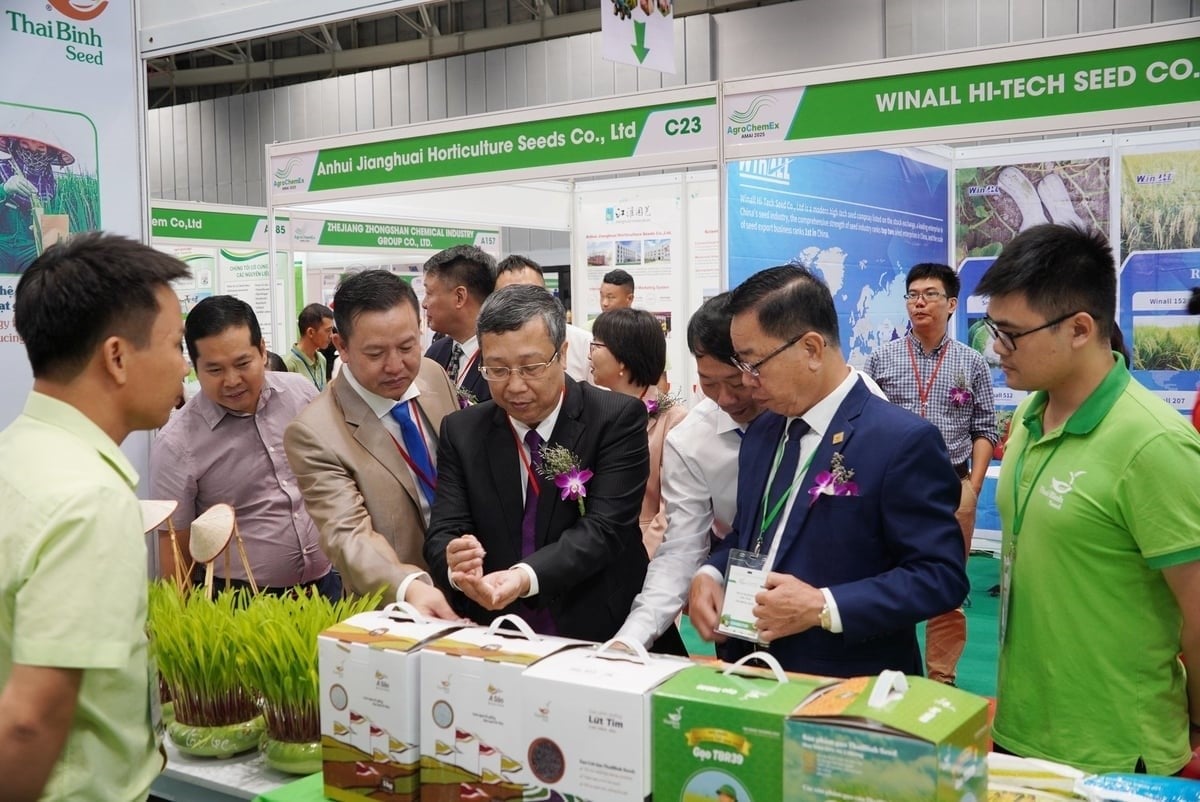 Deputy Minister of Agriculture and Environment Hoang Trung and delegates visit ThaiBinh Seed Group's booth. Photo: Nguyen Thuy.
