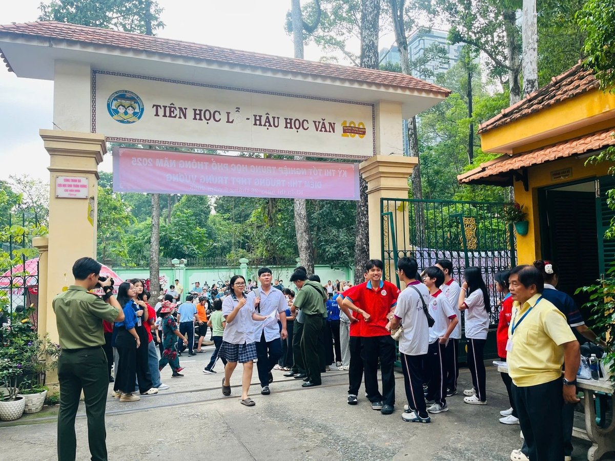 Đông đảo thí sinh có mặt tại để làm thủ tục thi tại điểm thi trường THPT Trưng Vương, quận 1, TP HCM. Ảnh: Hà Duyên. Đông đảo thí sinh có mặt tại để làm thủ tục thi tại điểm thi trường THPT Trưng Vương, quận 1, TP HCM. Ảnh: Hà Duyên.