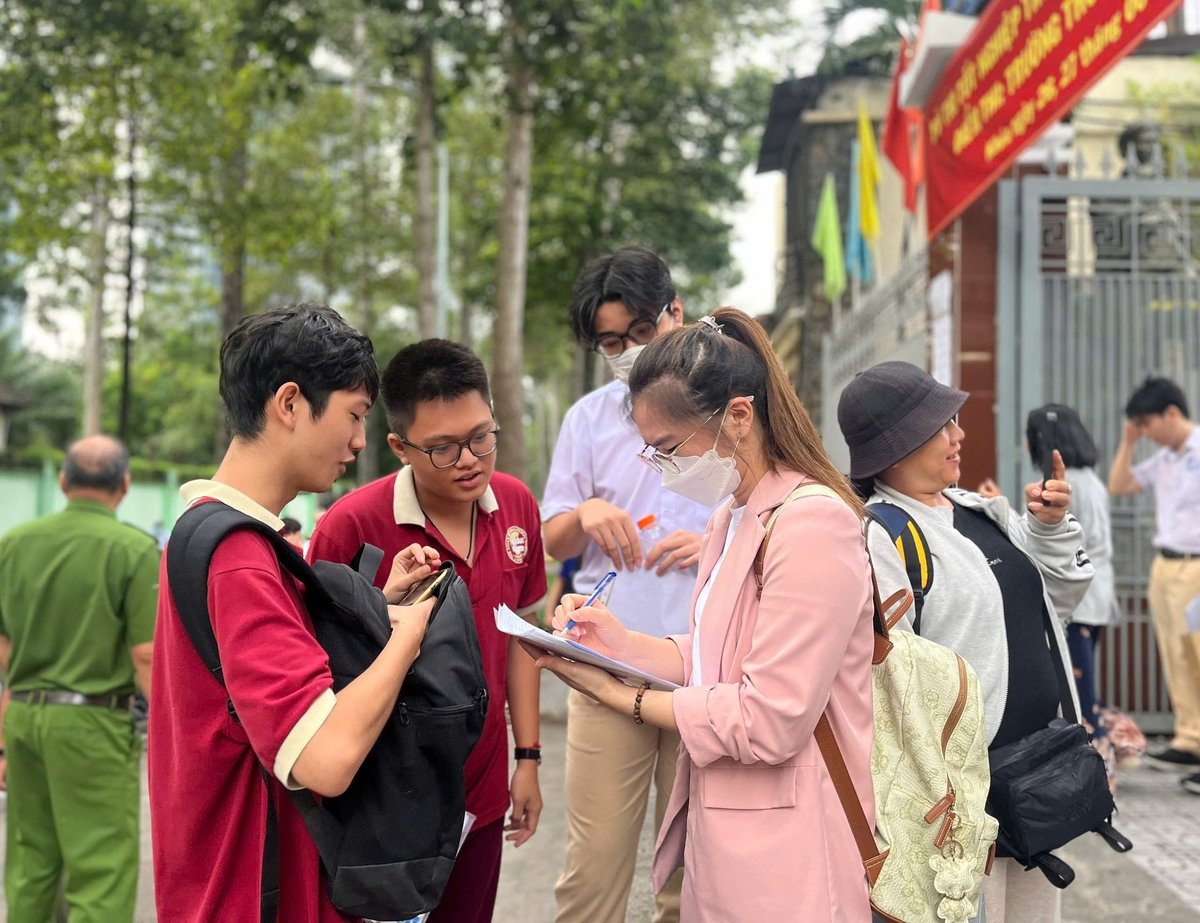 Nhiều thí sinh cho biết đã ôn tập kỹ và tự tin bước vào bài thi môn Ngữ văn. Ảnh: Hà Duyên Nhiều thí sinh cho biết đã ôn tập kỹ và tự tin bước vào bài thi môn Ngữ văn. Ảnh: Hà Duyên