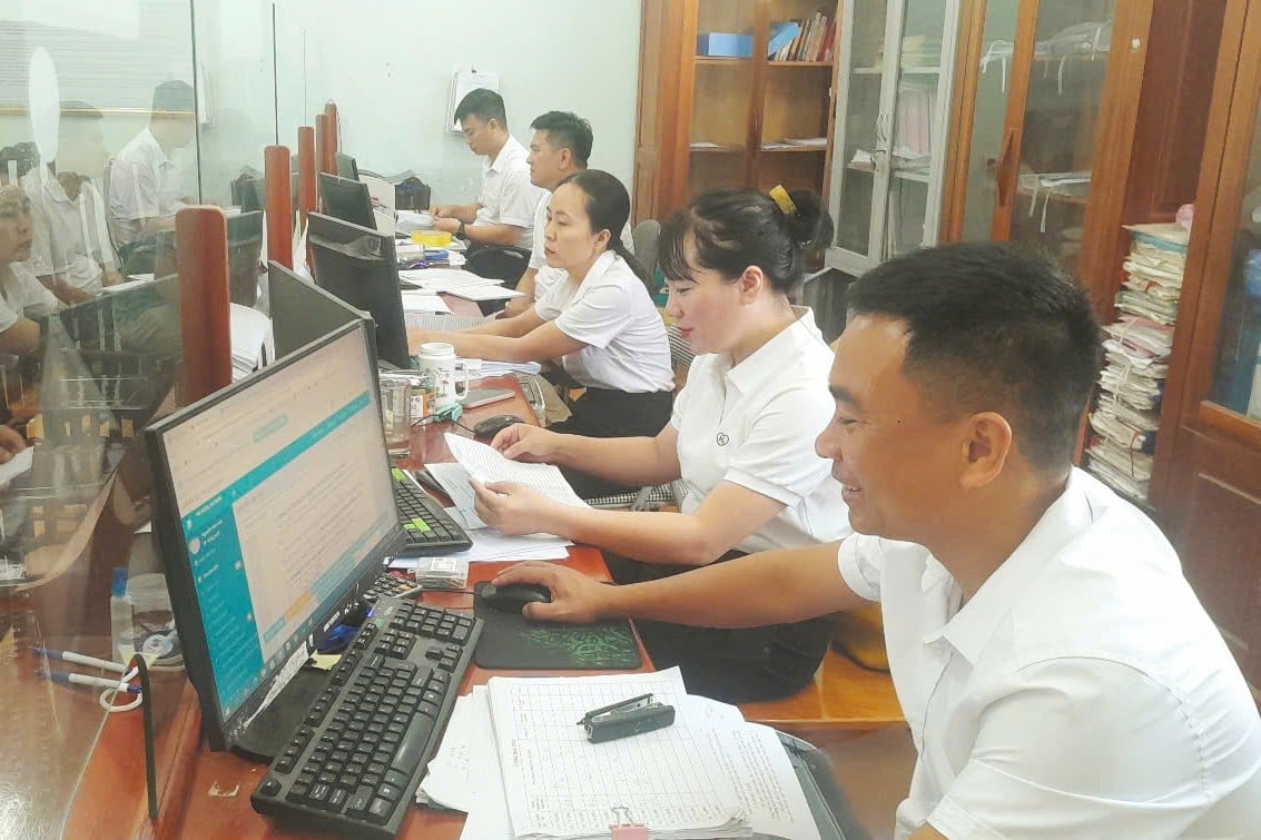Bộ phận Một cửa xã Thuận Long sau sáp nhập sẽ là xã Quỳnh Phú đang giải quyết công việc cho người dân. Ảnh: Hữu Tình. Bộ phận Một cửa xã Thuận Long sau sáp nhập sẽ là xã Quỳnh Phú đang giải quyết công việc cho người dân. Ảnh: Hữu Tình.