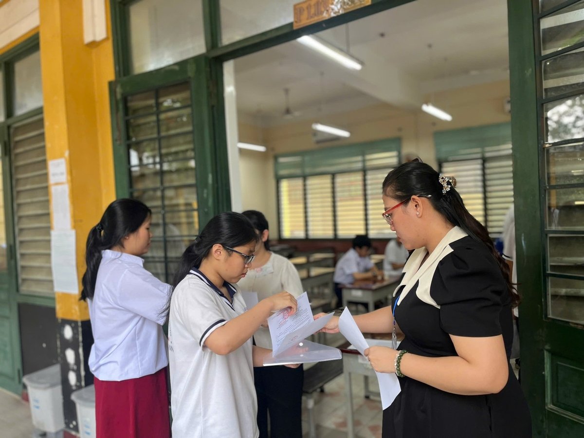 Các thí sinh làm thủ tục vào phòng thi. Ảnh: Hà Duyên. Các thí sinh làm thủ tục vào phòng thi. Ảnh: Hà Duyên.