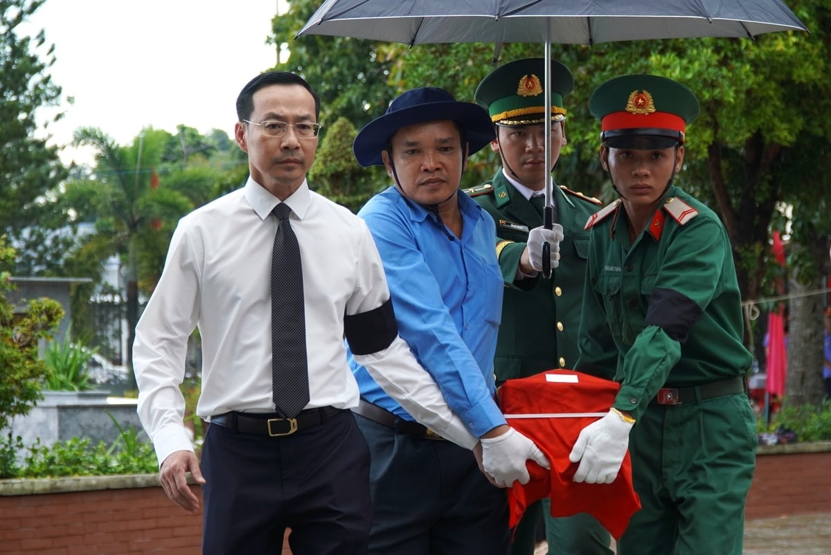 Chủ tịch UBND tỉnh Kiên Giang Nguyễn Thanh Nhàn cùng các đơn vị chuyên môn truy điệu, an táng hài cốt liệt sĩ tại nghĩa trang liệt sĩ huyện Hòn Đất. Ảnh: Trung Chánh. Chủ tịch UBND tỉnh Kiên Giang Nguyễn Thanh Nhàn cùng các đơn vị chuyên môn truy điệu, an táng hài cốt liệt sĩ tại nghĩa trang liệt sĩ huyện Hòn Đất. Ảnh: Trung Chánh.