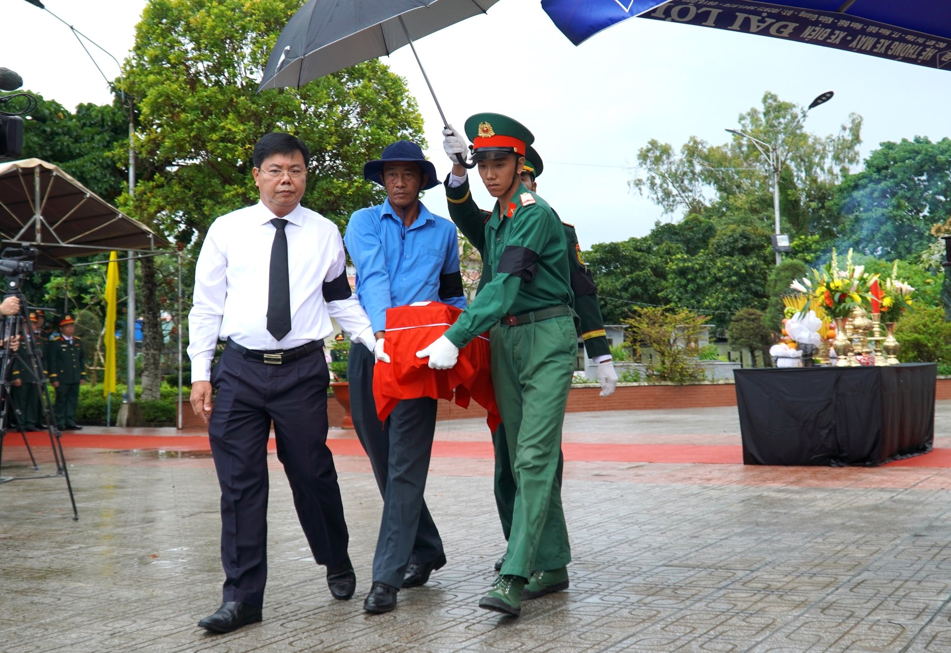 Bí thư Tỉnh ủy Kiên Giang Nguyễn Tiến Hải cùng các đơn vị chuyên môn truy điệu, an táng hài cốt liệt sĩ tại nghĩa trang Liệt sĩ huyện Hòn Đất. Ảnh: Trung Chánh. Bí thư Tỉnh ủy Kiên Giang Nguyễn Tiến Hải cùng các đơn vị chuyên môn truy điệu, an táng hài cốt liệt sĩ tại nghĩa trang Liệt sĩ huyện Hòn Đất. Ảnh: Trung Chánh.