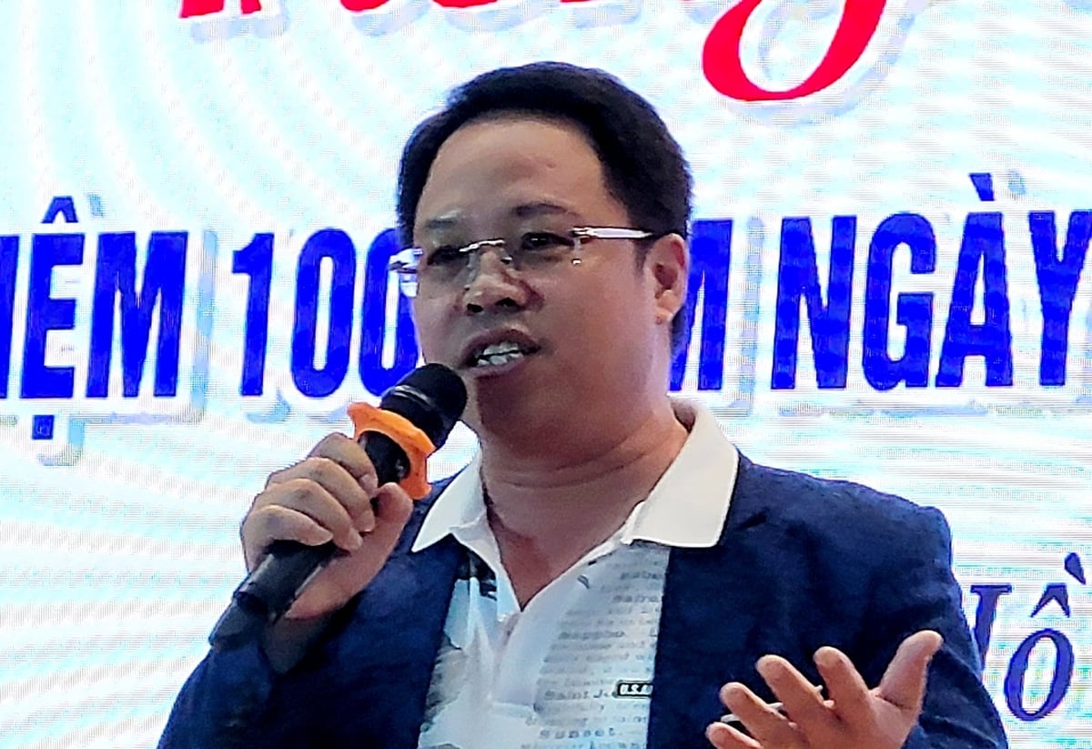 Tiết mục đơn ca đạt giải C của nhà báo Minh Sáng - Báo Nông nghiệp & Môi trường với tác phẩm 'Tình thơ của núi'. Ảnh: ĐC. Tiết mục đơn ca đạt giải C của nhà báo Minh Sáng - Báo Nông nghiệp & Môi trường với tác phẩm 'Tình thơ của núi'. Ảnh: ĐC.