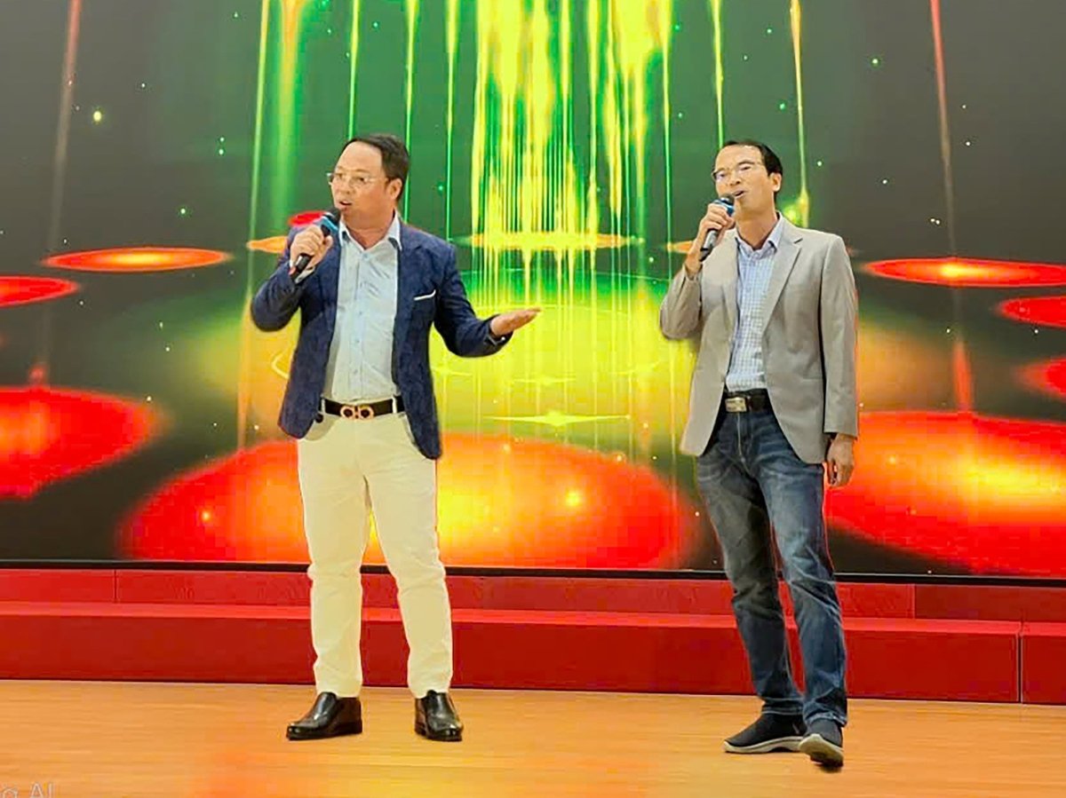 Tiết mục song ca của Báo Nông nghiệp và Môi trường với tác phẩm 'Hát về cây lúa hôm nay' do nhà báo Đức Cường và Minh Sáng thể hiện, đạt giải A. Ảnh: Thanh Sơn. Tiết mục song ca của Báo Nông nghiệp và Môi trường với tác phẩm 'Hát về cây lúa hôm nay' do nhà báo Đức Cường và Minh Sáng thể hiện, đạt giải A. Ảnh: Thanh Sơn.