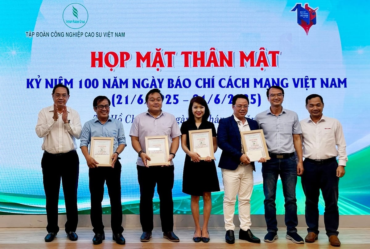 Ban Tổ chức trao giải A hội thi karaoke 'Tiếng hát người làm báo'. Ảnh: Thanh Sơn. Ban Tổ chức trao giải A hội thi karaoke 'Tiếng hát người làm báo'. Ảnh: Thanh Sơn.