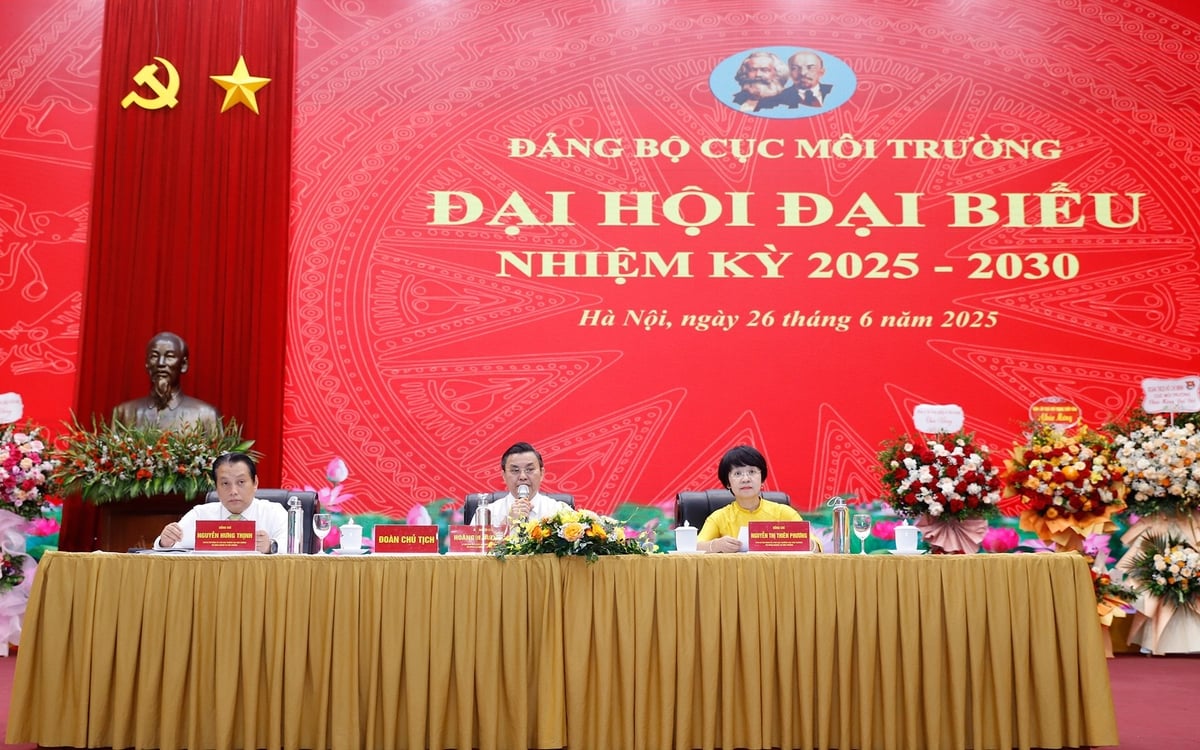 Đoàn Chủ tịch chủ trì Đại hội đại biểu Đảng bộ Cục Môi trường lần thứ I, nhiệm kỳ 2025–2030. Ảnh: Khương Trung. Đoàn Chủ tịch chủ trì Đại hội đại biểu Đảng bộ Cục Môi trường lần thứ I, nhiệm kỳ 2025–2030. Ảnh: Khương Trung.