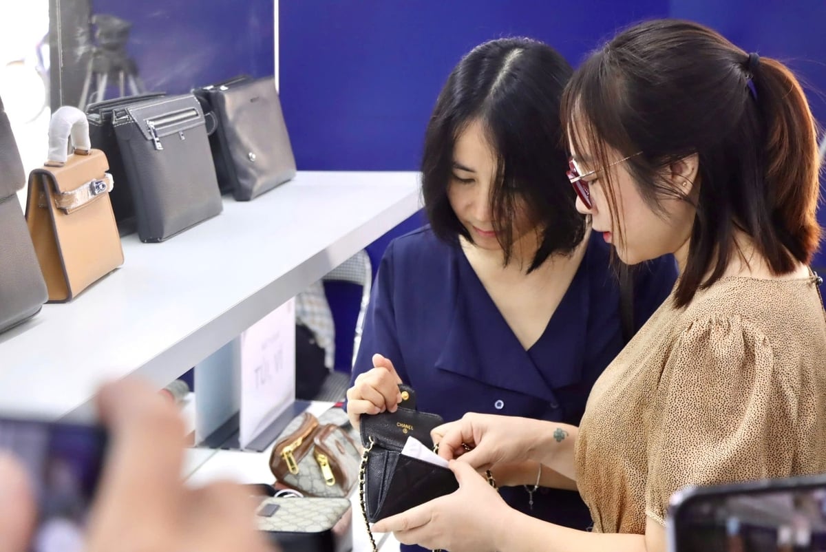 Lực lượng quản lý thị trường cảnh báo túi xách là mặt hàng thường bị làm giả. Ảnh: Lưu Quyên. Lực lượng quản lý thị trường cảnh báo túi xách là mặt hàng thường bị làm giả. Ảnh: Lưu Quyên.