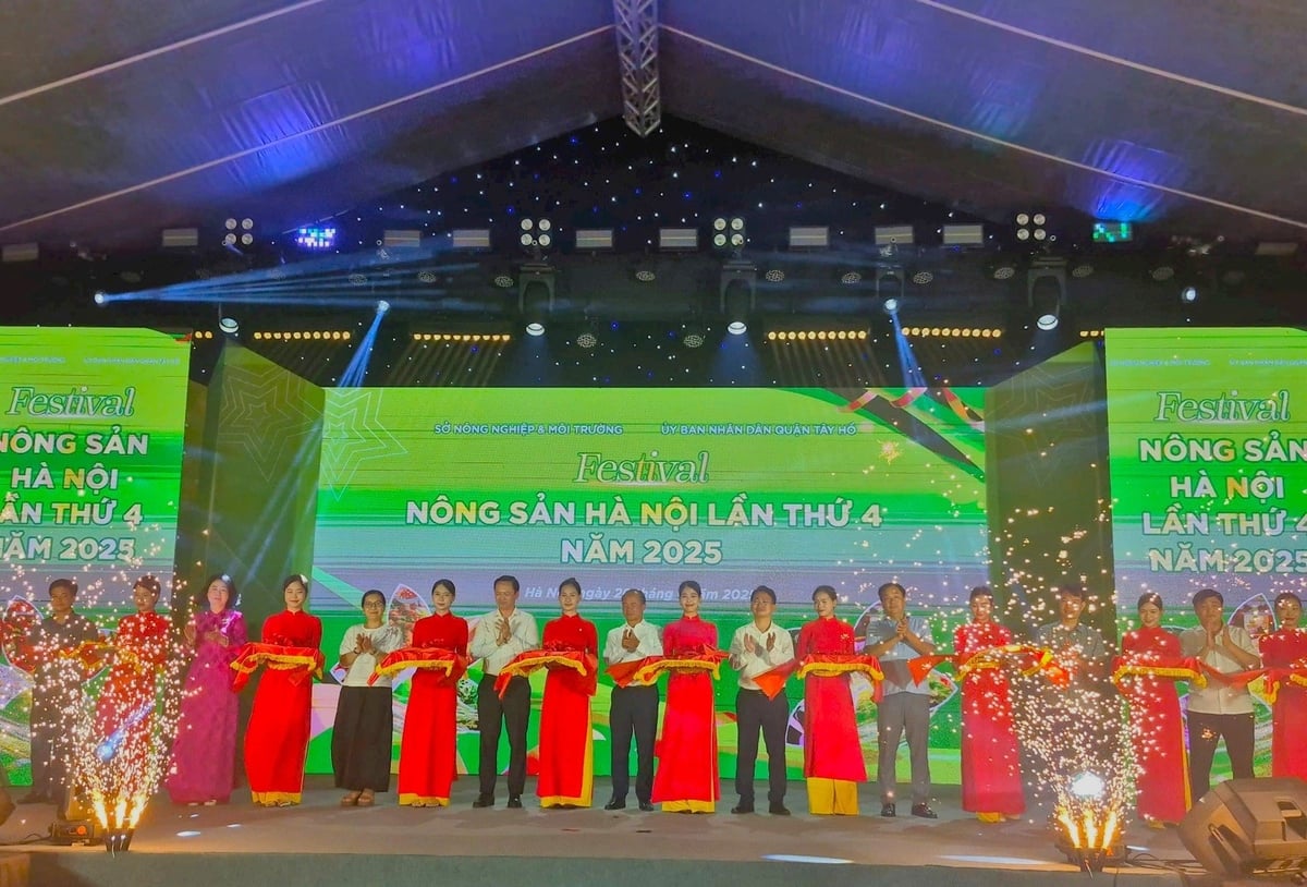 Cắt băng khai mạc. Cắt băng khai mạc.