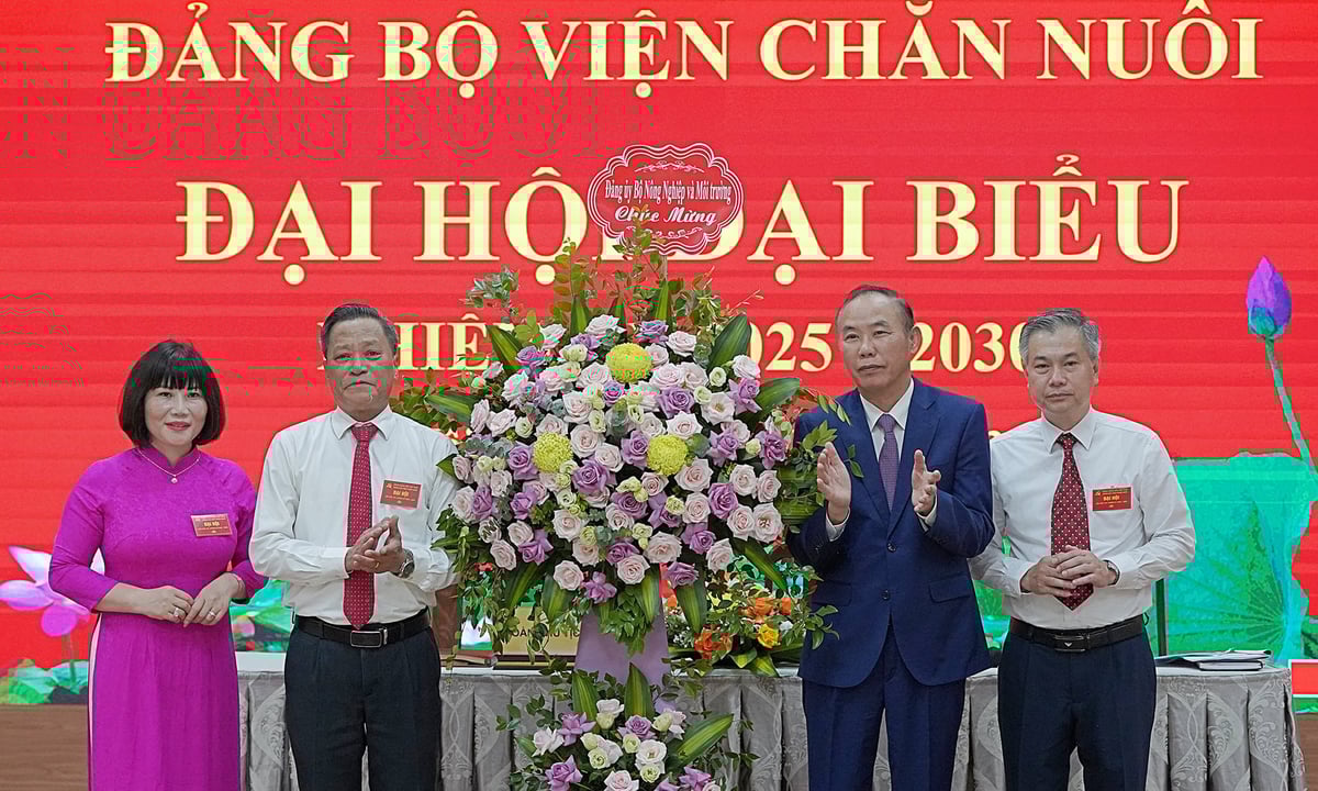 Thứ trưởng Phùng Đức Tiến tặng hoa, chúc mừng đại hội. Ảnh: Bảo Thắng. Thứ trưởng Phùng Đức Tiến tặng hoa, chúc mừng đại hội. Ảnh: Bảo Thắng.